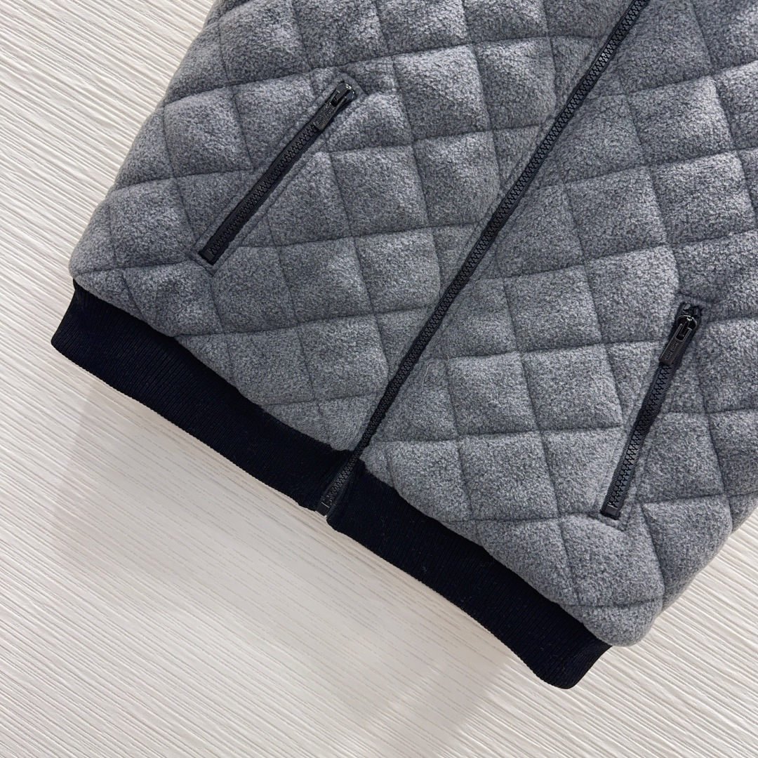 🛍️Miu Mi*👑2025FW新款马甲 高级大气 满满的穿搭高级感 创新面料 轻盈柔软 实物非常赞！上