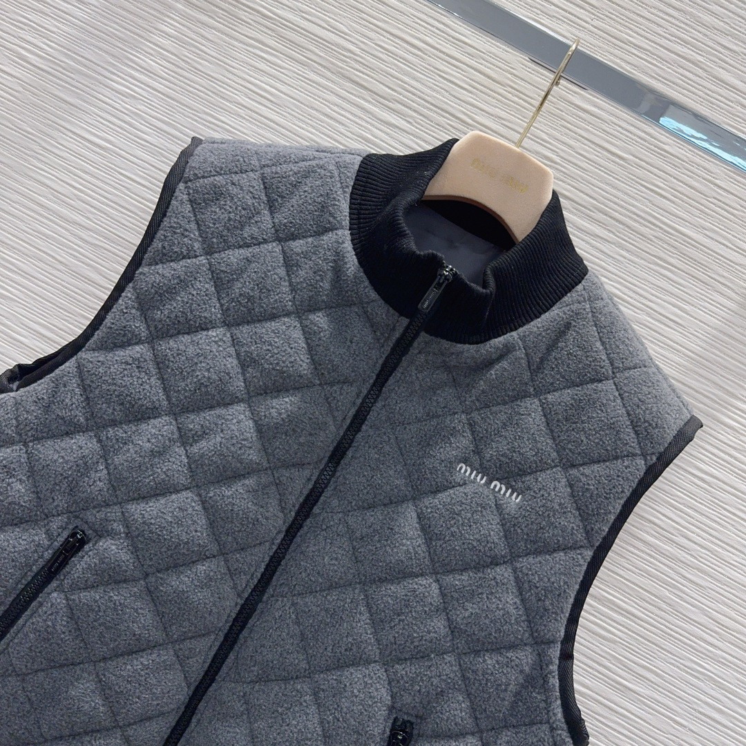 🛍️Miu Mi*👑2025FW新款马甲 高级大气 满满的穿搭高级感 创新面料 轻盈柔软 实物非常赞！上
