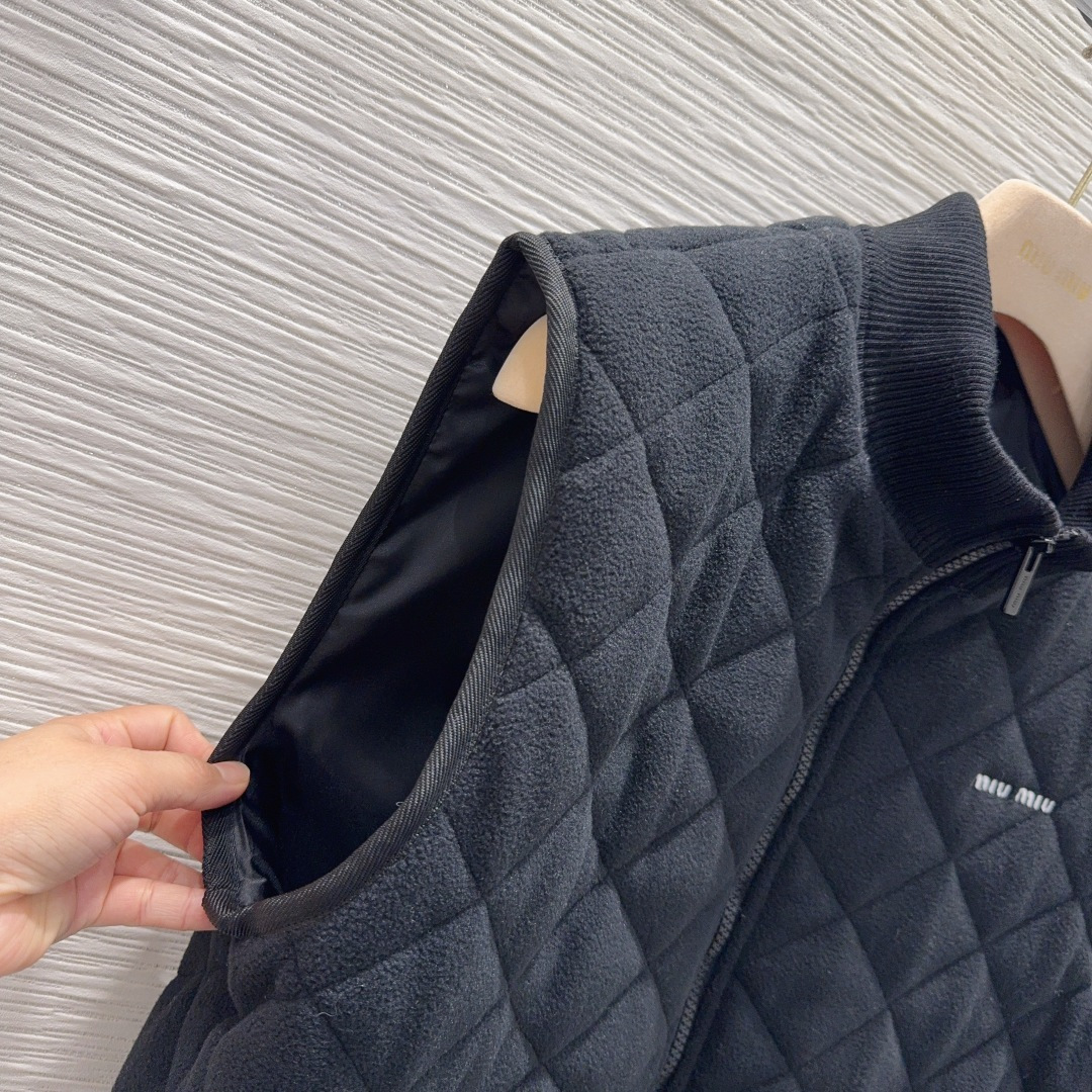 🛍️Miu Mi*👑2025FW新款马甲 高级大气 满满的穿搭高级感 创新面料 轻盈柔软 实物非常赞！上