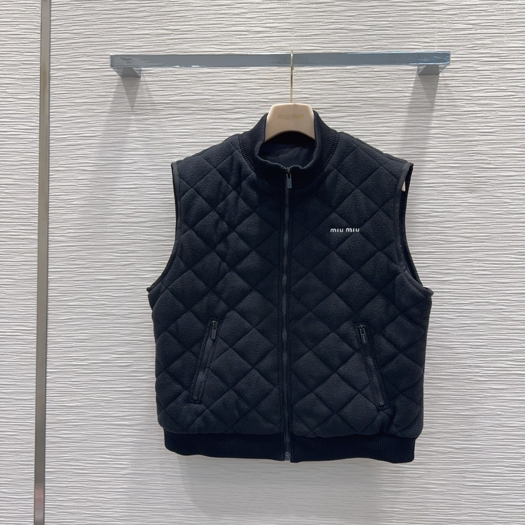 🛍️Miu Mi*👑2025FW新款马甲 高级大气 满满的穿搭高级感 创新面料 轻盈柔软 实物非常赞！上