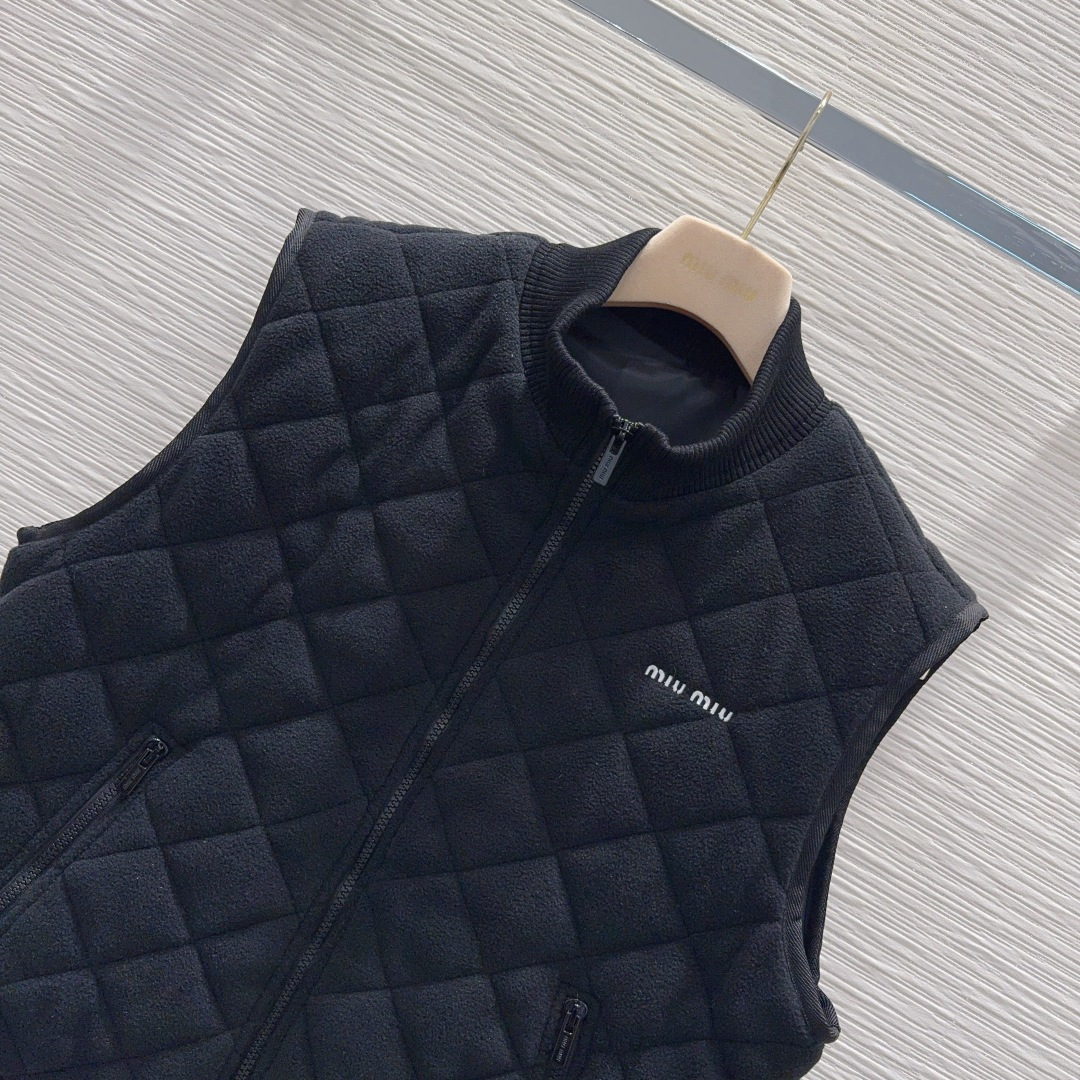 🛍️Miu Mi*👑2025FW新款马甲 高级大气 满满的穿搭高级感 创新面料 轻盈柔软 实物非常赞！上