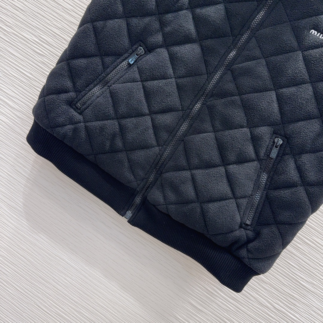 🛍️Miu Mi*👑2025FW新款马甲 高级大气 满满的穿搭高级感 创新面料 轻盈柔软 实物非常赞！上