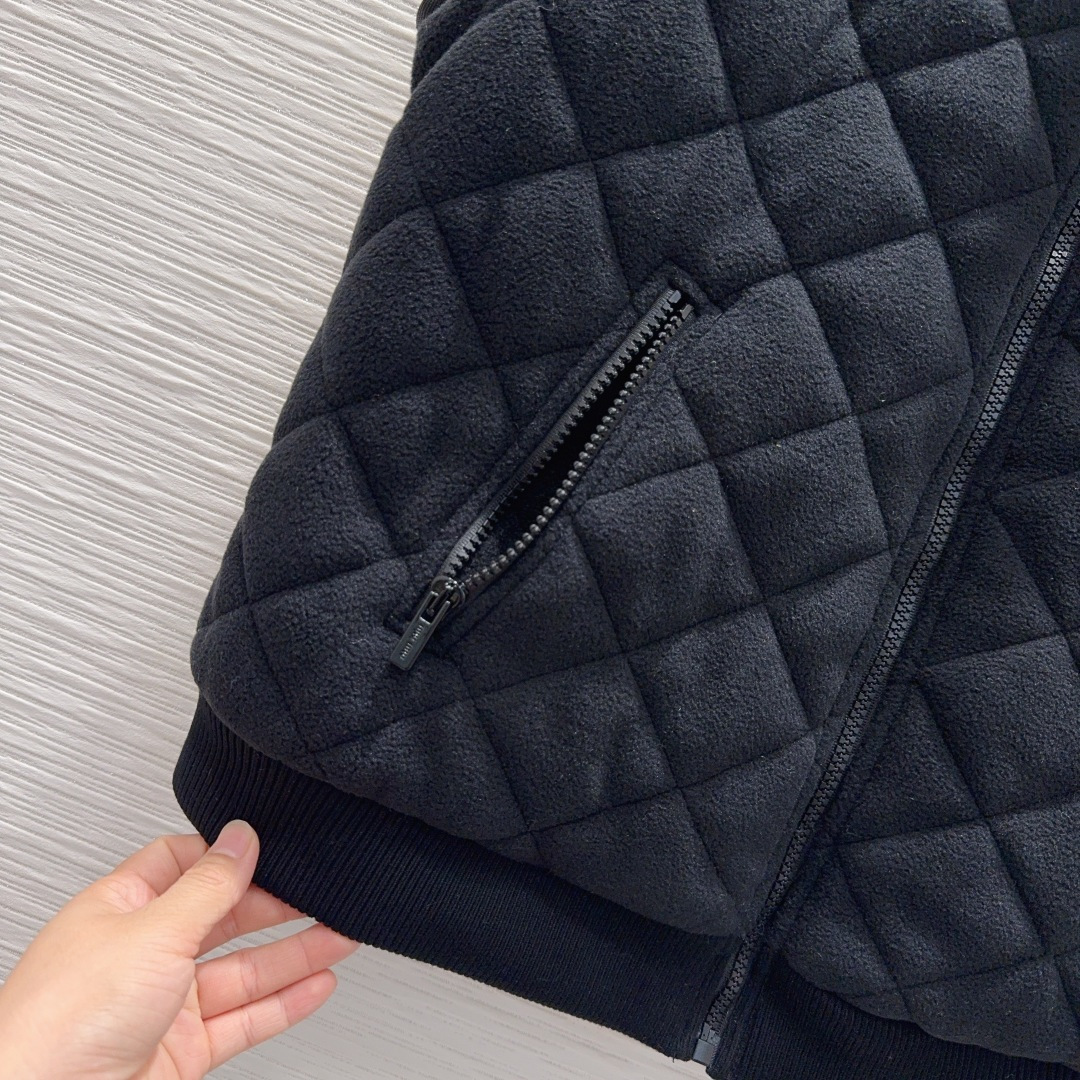 🛍️Miu Mi*👑2025FW新款马甲 高级大气 满满的穿搭高级感 创新面料 轻盈柔软 实物非常赞！上