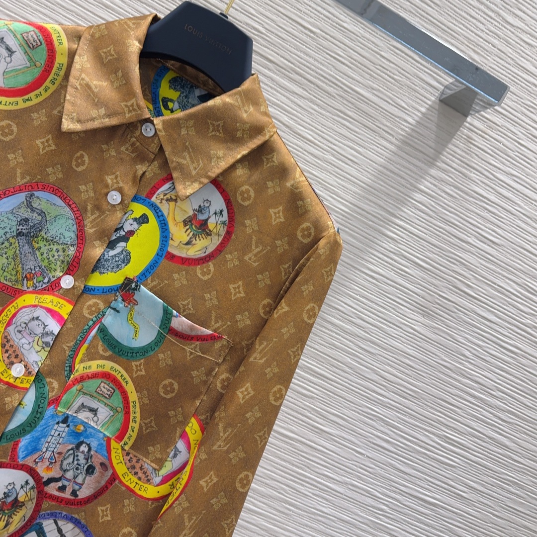 🛍️ Louis Vuitto* 👑2025FW新款 简约中流露出高奢 整件衣服做工更是非常精细！ 版型