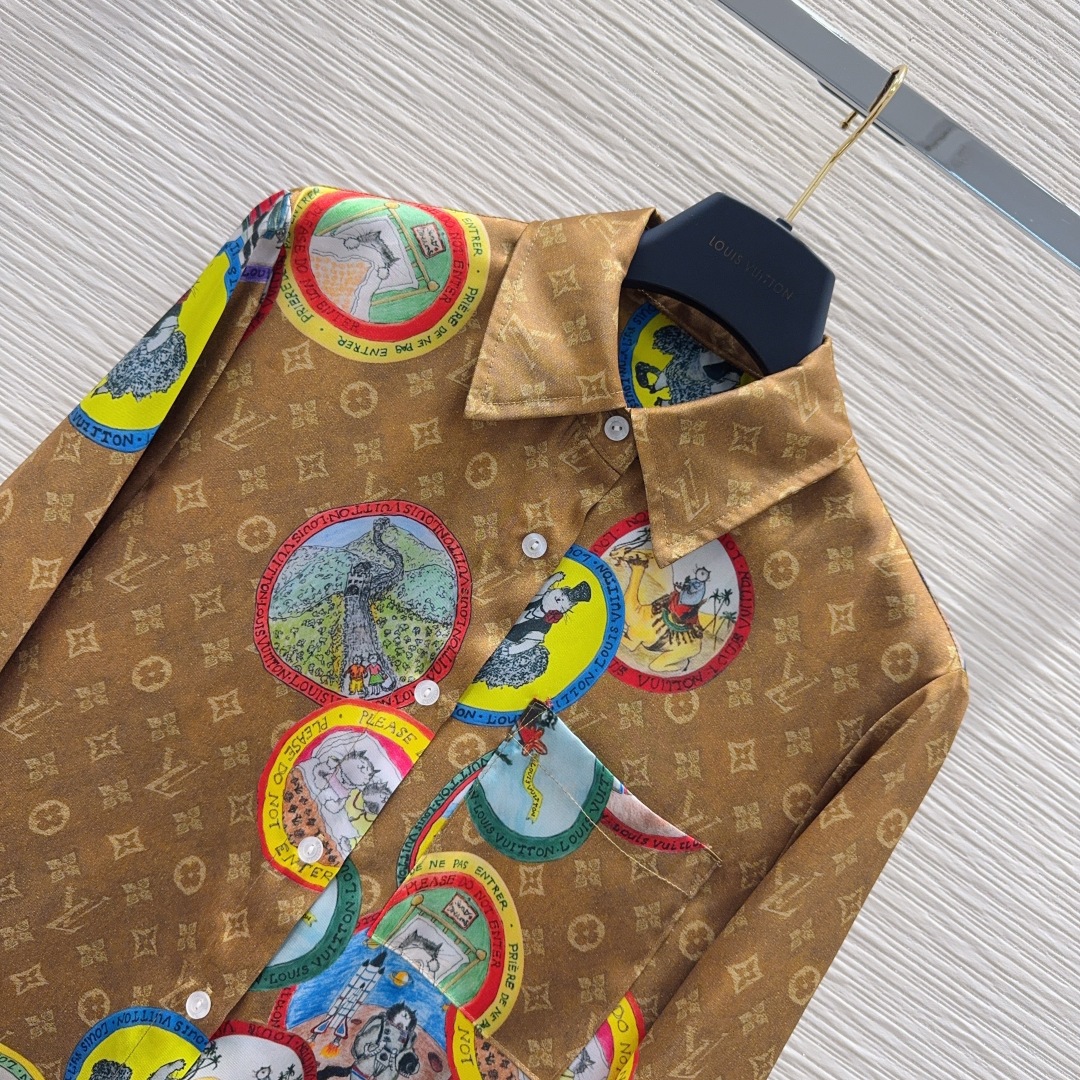 🛍️ Louis Vuitto* 👑2025FW新款 简约中流露出高奢 整件衣服做工更是非常精细！ 版型