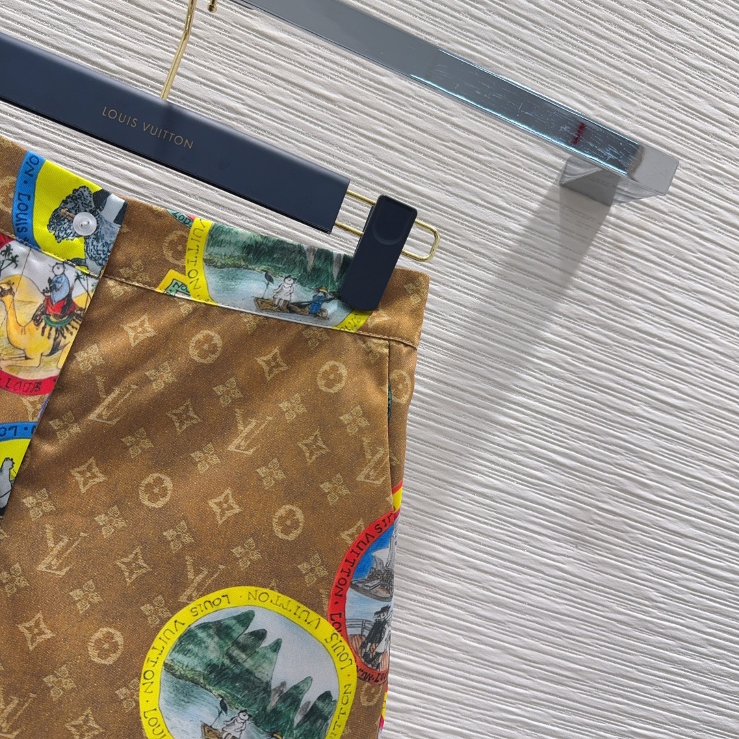 🛍️ Louis Vuitto* 👑2025FW新款 简约中流露出高奢 整件衣服做工更是非常精细！ 版型