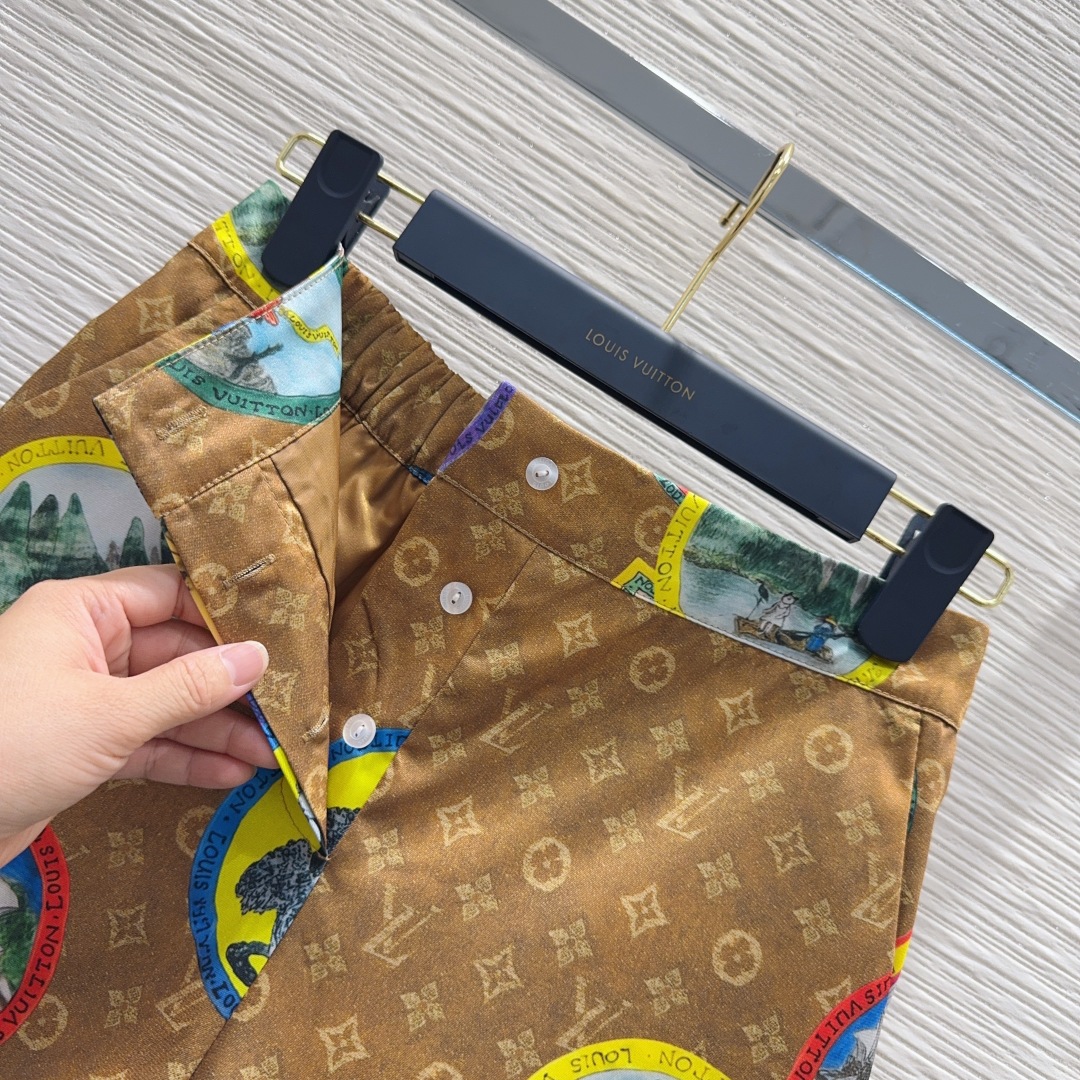 🛍️ Louis Vuitto* 👑2025FW新款 简约中流露出高奢 整件衣服做工更是非常精细！ 版型