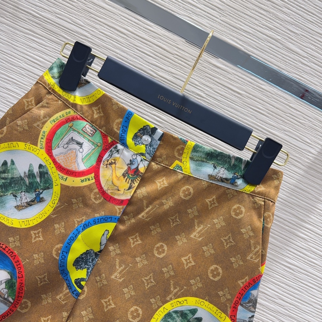 🛍️ Louis Vuitto* 👑2025FW新款 简约中流露出高奢 整件衣服做工更是非常精细！ 版型