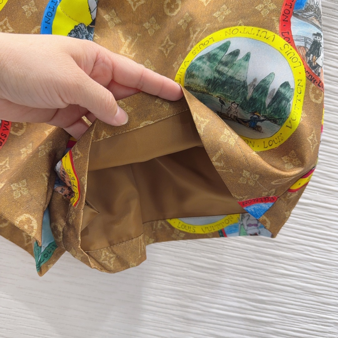 🛍️ Louis Vuitto* 👑2025FW新款 简约中流露出高奢 整件衣服做工更是非常精细！ 版型