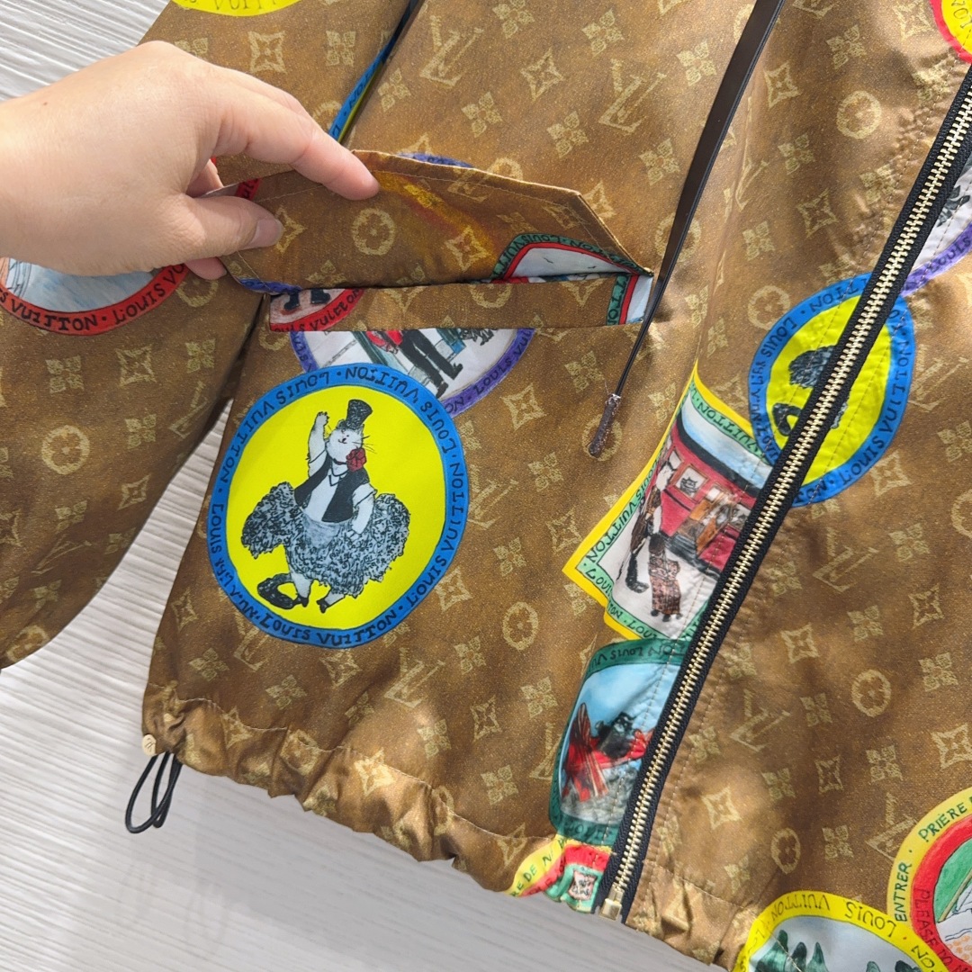 🛍️ Louis Vuitto* 👑2025FW新款 简约中流露出高奢 整件衣服做工更是非常精细！ 版型