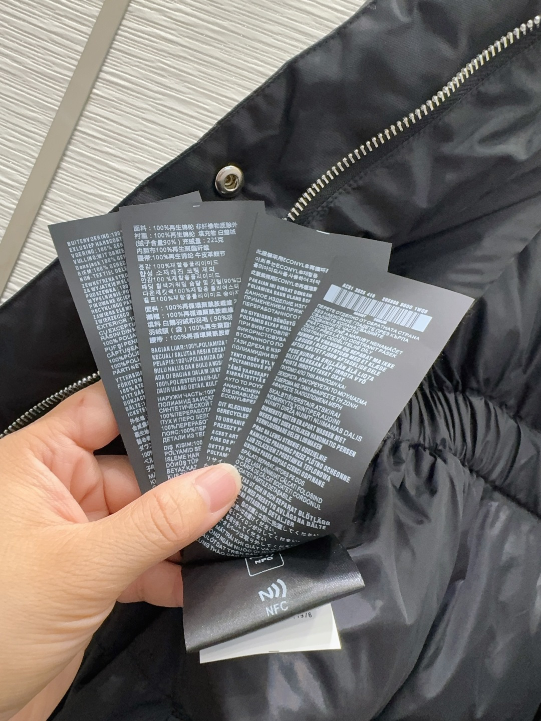 🛍️ Prad* 👑2025FW新款羽绒服 90%白鹅绒 充绒量221克 整体保暖效果拉满，常规款羽绒服