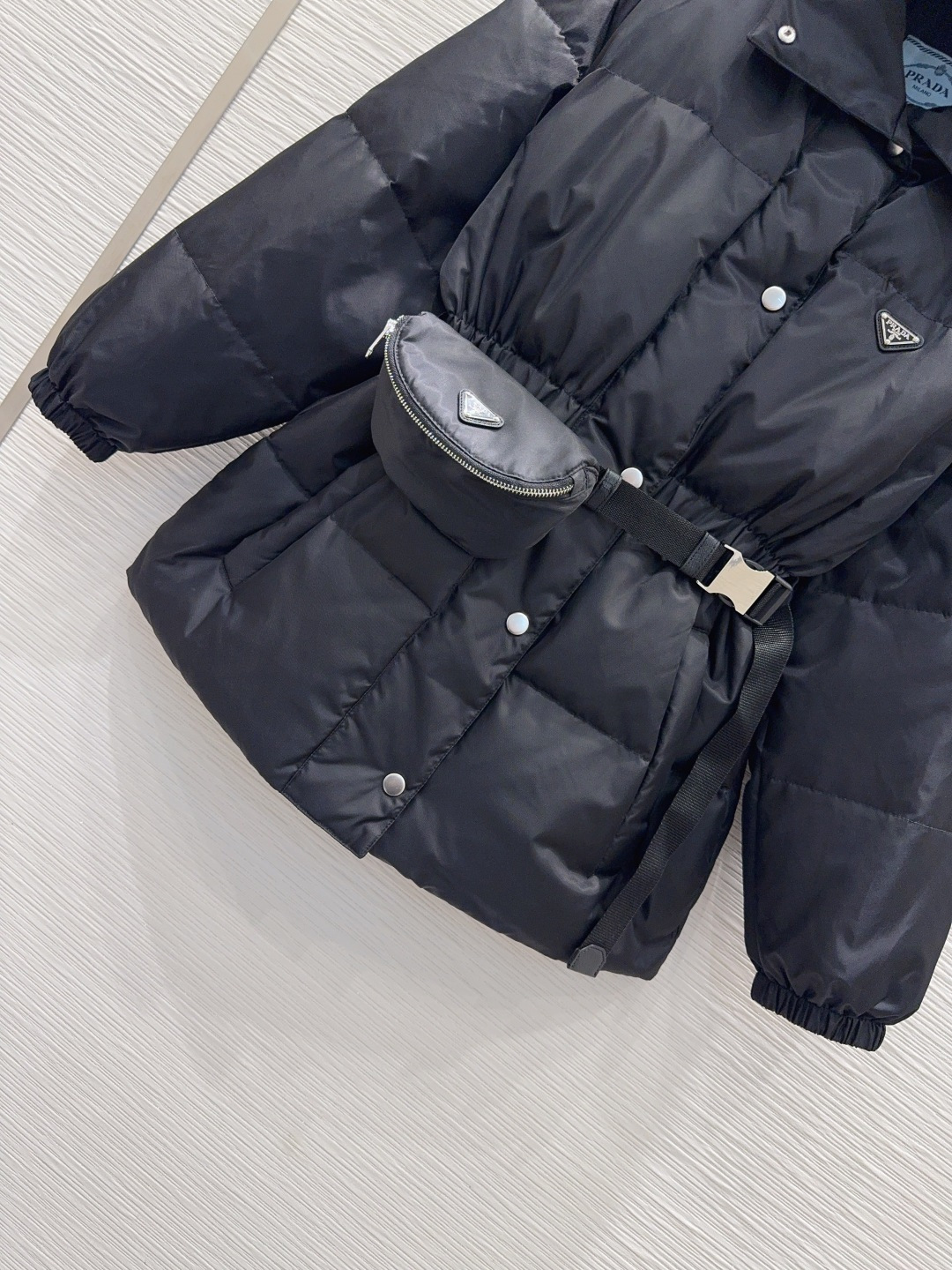 🛍️ Prad* 👑2025FW新款羽绒服 90%白鹅绒 充绒量221克 整体保暖效果拉满，常规款羽绒服