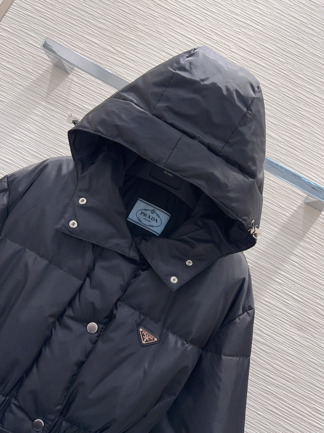 🛍️ Prad* 👑2025FW新款羽绒服 90%白鹅绒 充绒量221克 整体保暖效果拉满，常规款羽绒服