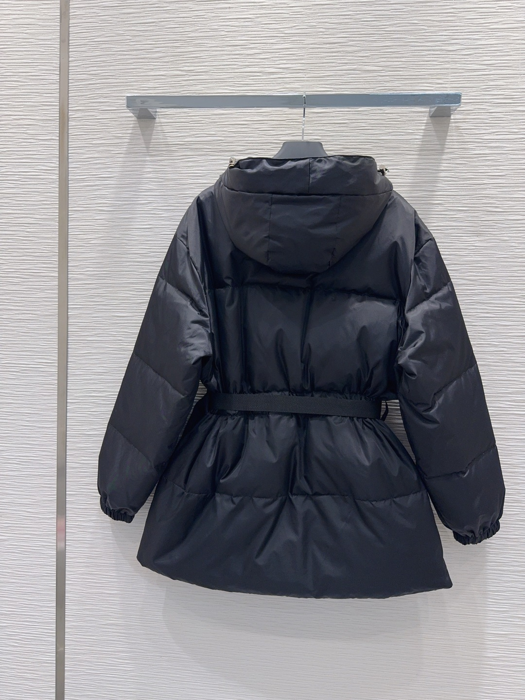 🛍️ Prad* 👑2025FW新款羽绒服 90%白鹅绒 充绒量221克 整体保暖效果拉满，常规款羽绒服