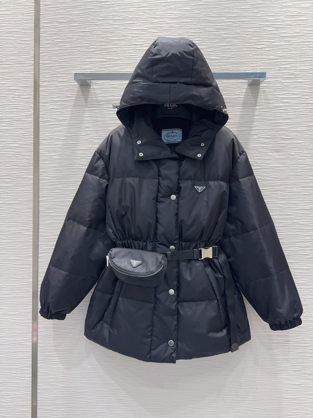 🛍️ Prad* 👑2025FW新款羽绒服 90%白鹅绒 充绒量221克 整体保暖效果拉满，常规款羽绒服