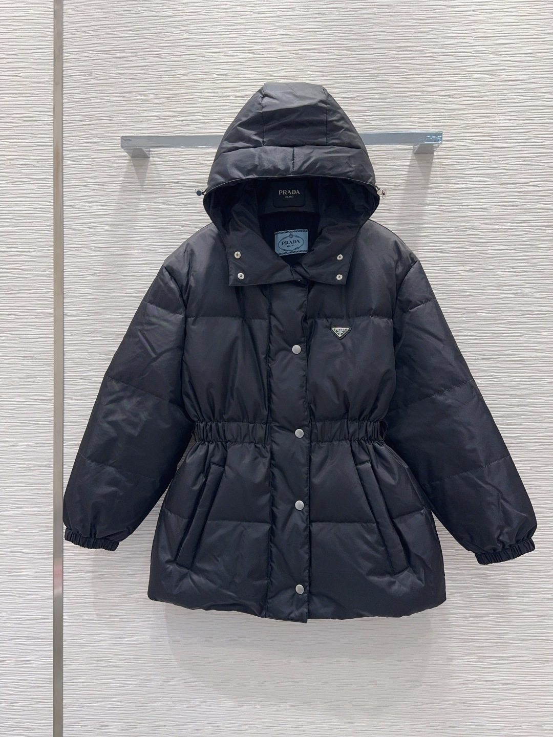 🛍️ Prad* 👑2025FW新款羽绒服 90%白鹅绒 充绒量221克 整体保暖效果拉满，常规款羽绒服