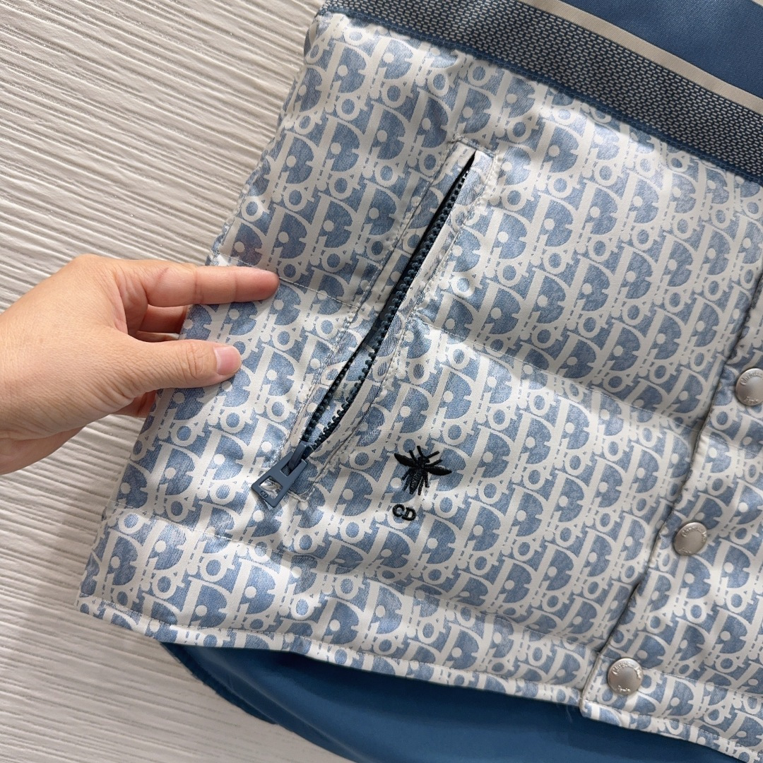 🛍️ Christian Dio* 👑2025FW新款羽绒马甲 整体保暖效果拉满，常规款羽绒服 休闲时尚