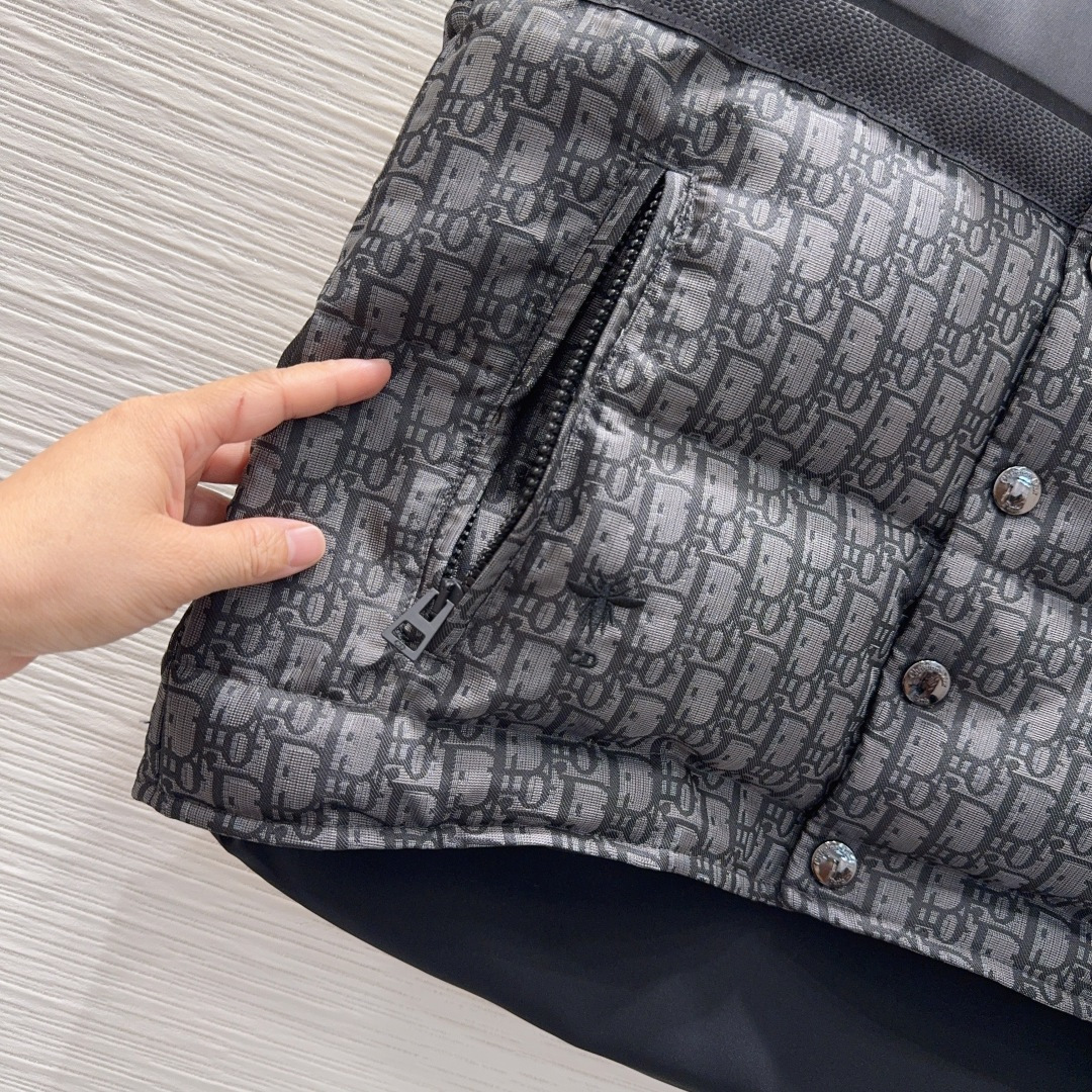 🛍️ Christian Dio* 👑2025FW新款羽绒马甲 整体保暖效果拉满，常规款羽绒服 休闲时尚