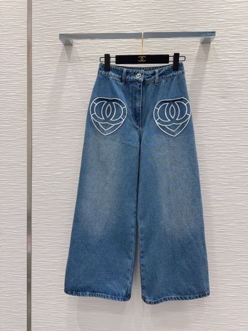 Chanel 2025FW Denim Jeans with Heart-Shaped Logo Accents 1 Chanel 2025FW Denim Jeans with Heart-Shaped Logo Accents