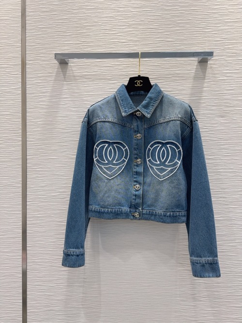 Chanel 2025FW Denim Jacket, High Fashion, Unique Washed Blue, Stylish Look 1 Chanel 2025FW Denim Jacket, High Fashion, Unique Washed Blue, Stylish Look