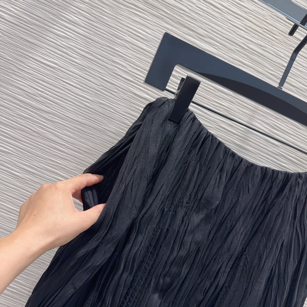 🛍️ Loe w*e 👑2025FW新款百褶裙 质感十足 优雅气质设计 日常OL都OK 一款具有独特魅力