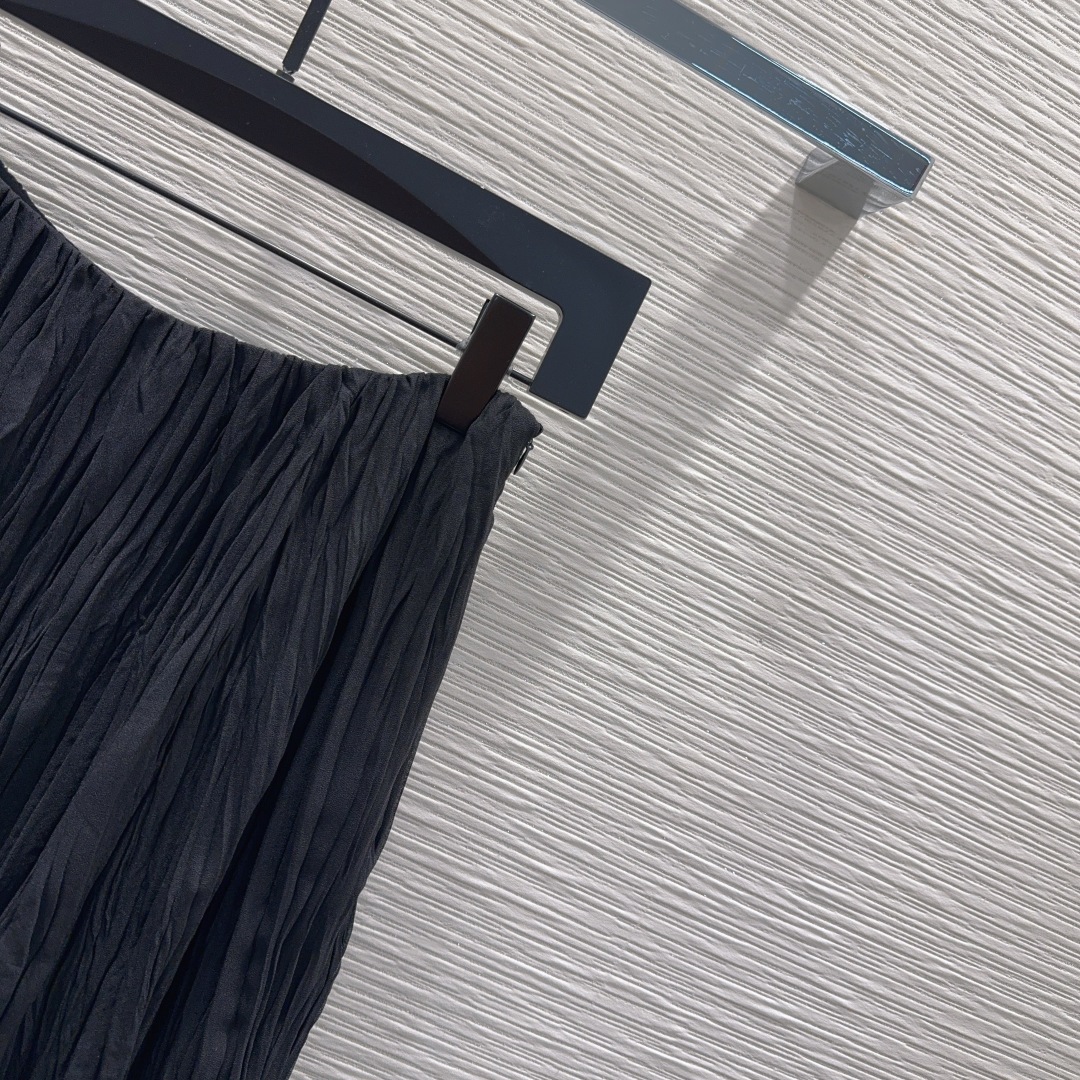 🛍️ Loe w*e 👑2025FW新款百褶裙 质感十足 优雅气质设计 日常OL都OK 一款具有独特魅力