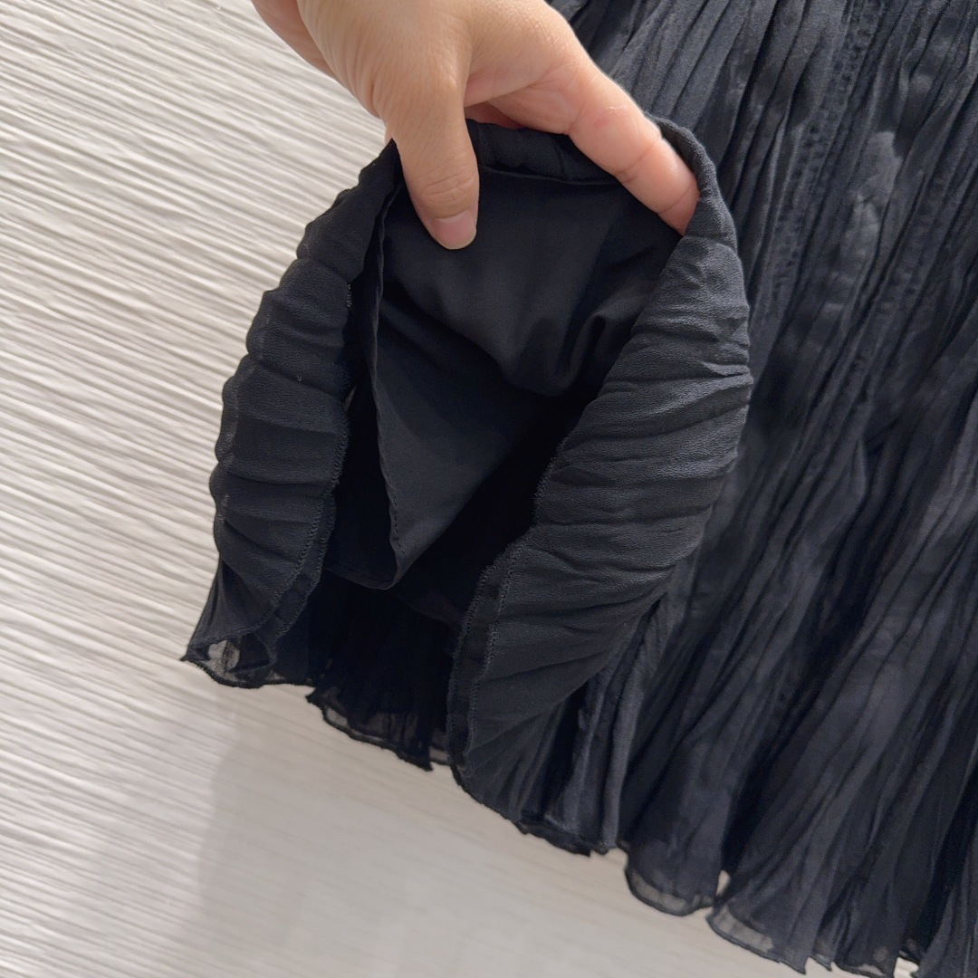 🛍️ Loe w*e 👑2025FW新款百褶裙 质感十足 优雅气质设计 日常OL都OK 一款具有独特魅力
