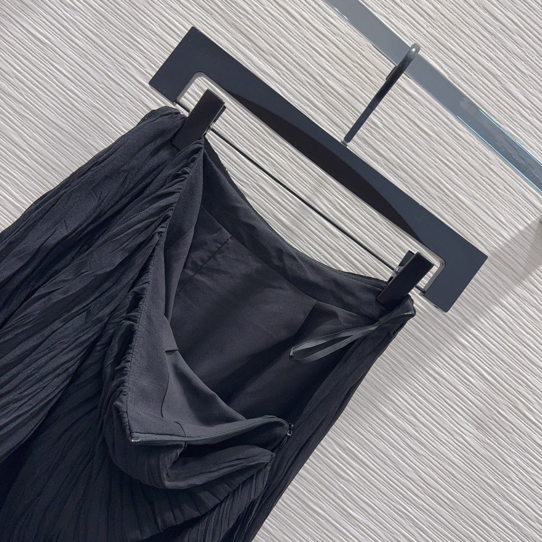 🛍️ Loe w*e 👑2025FW新款百褶裙 质感十足 优雅气质设计 日常OL都OK 一款具有独特魅力