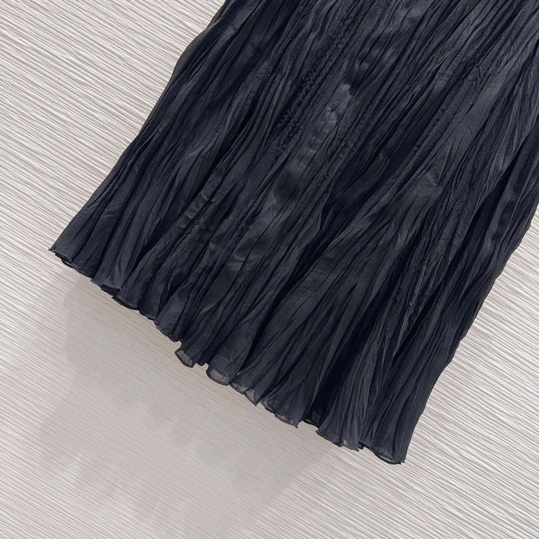 🛍️ Loe w*e 👑2025FW新款百褶裙 质感十足 优雅气质设计 日常OL都OK 一款具有独特魅力