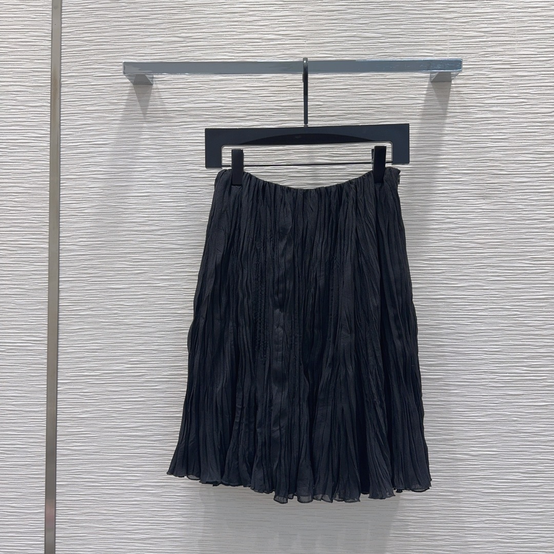 🛍️ Loe w*e 👑2025FW新款百褶裙 质感十足 优雅气质设计 日常OL都OK 一款具有独特魅力