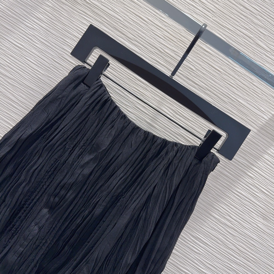 🛍️ Loe w*e 👑2025FW新款百褶裙 质感十足 优雅气质设计 日常OL都OK 一款具有独特魅力