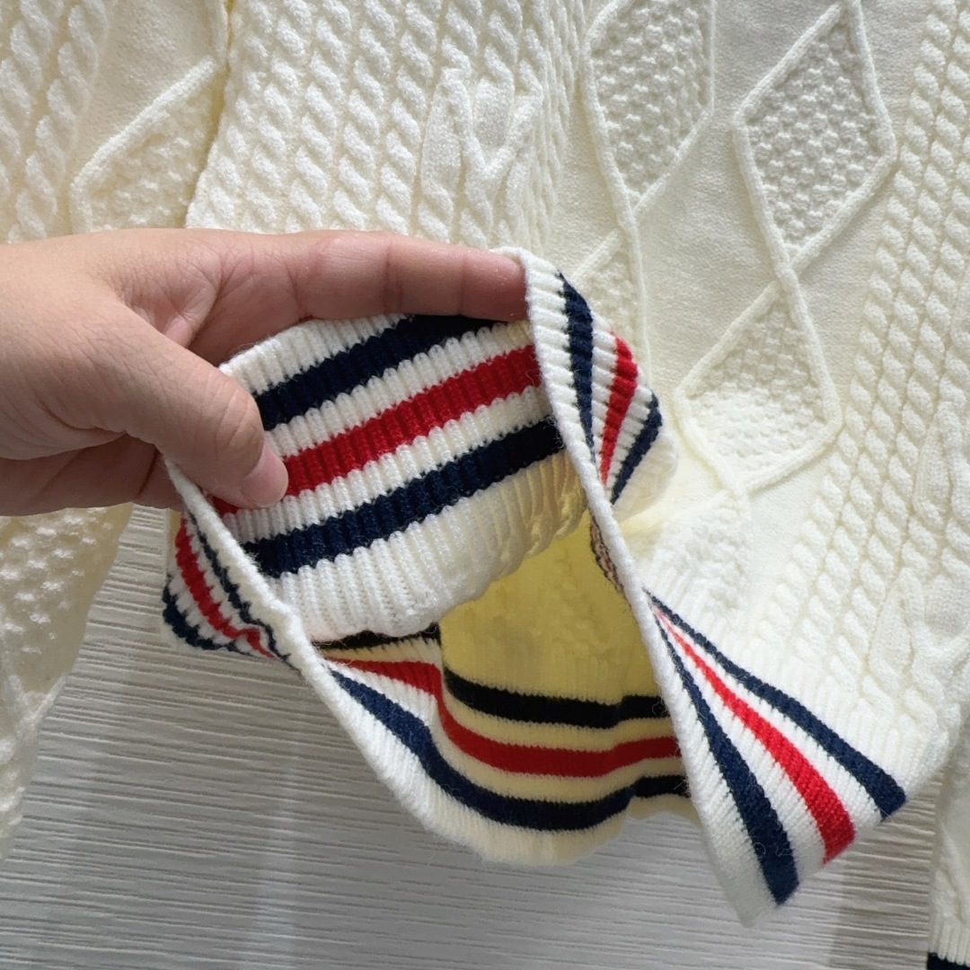 🛍️ Miu Mi* 👑2025FW新品 经典毛衣 100%初剪羊毛 质感细腻软糯。经典减龄单品！版型不