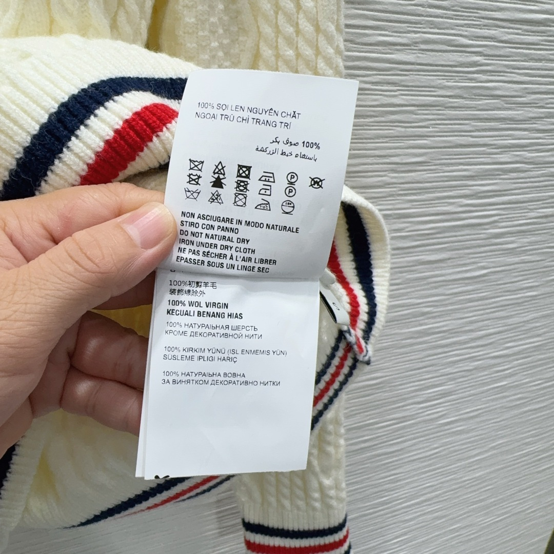 🛍️ Miu Mi* 👑2025FW新品 经典毛衣 100%初剪羊毛 质感细腻软糯。经典减龄单品！版型不