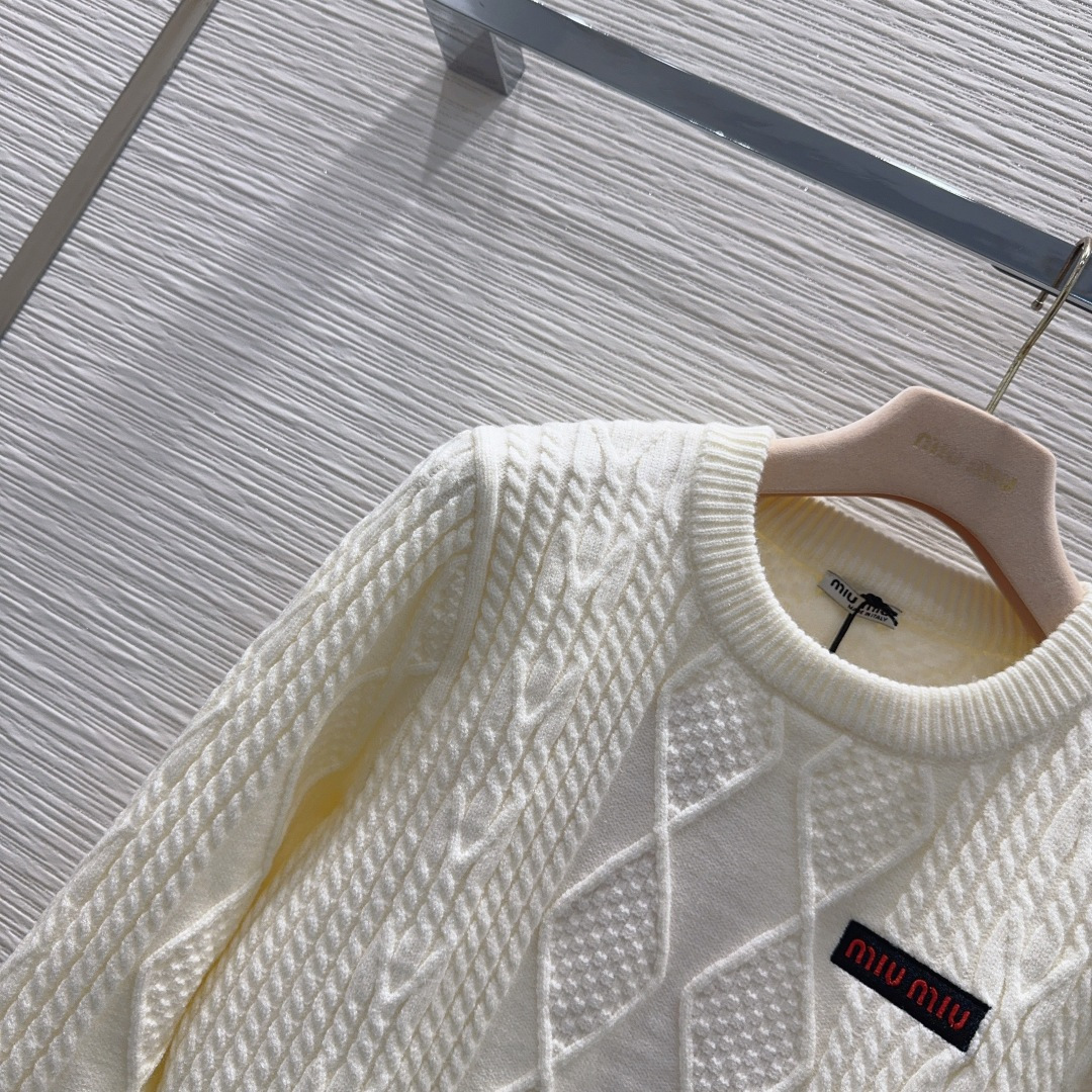 🛍️ Miu Mi* 👑2025FW新品 经典毛衣 100%初剪羊毛 质感细腻软糯。经典减龄单品！版型不