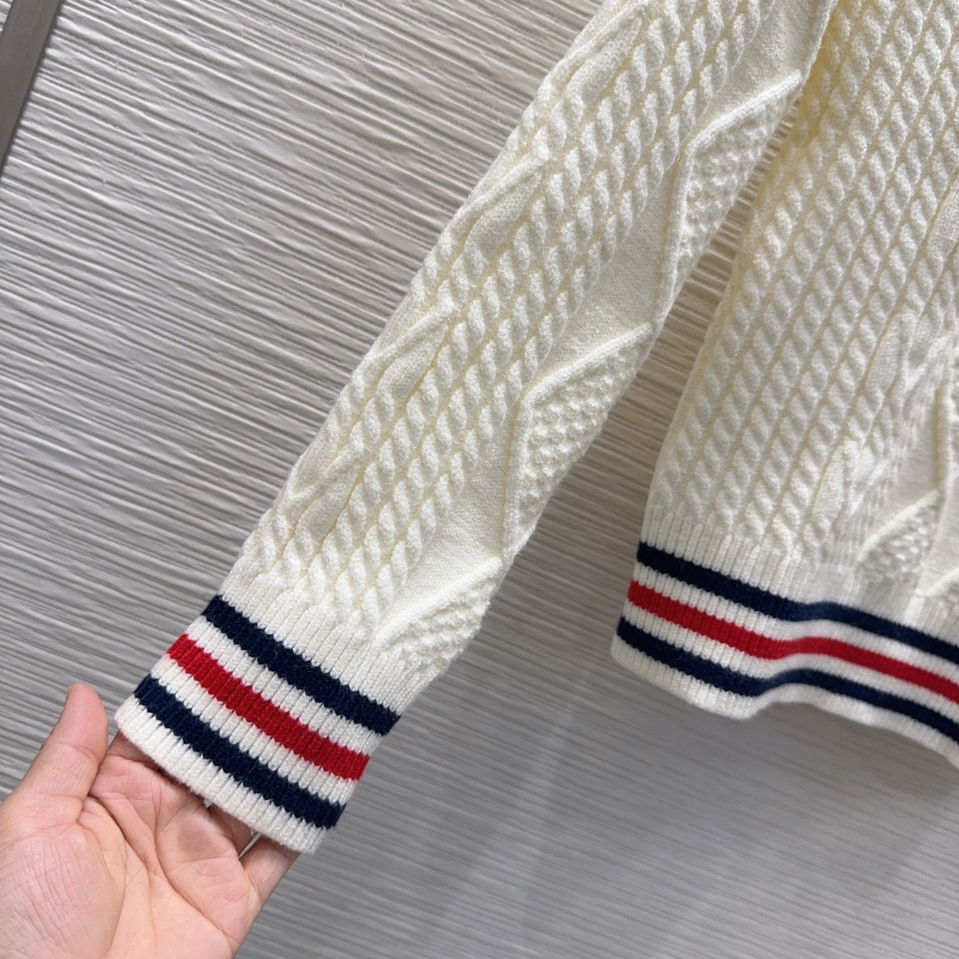 🛍️ Miu Mi* 👑2025FW新品 经典毛衣 100%初剪羊毛 质感细腻软糯。经典减龄单品！版型不