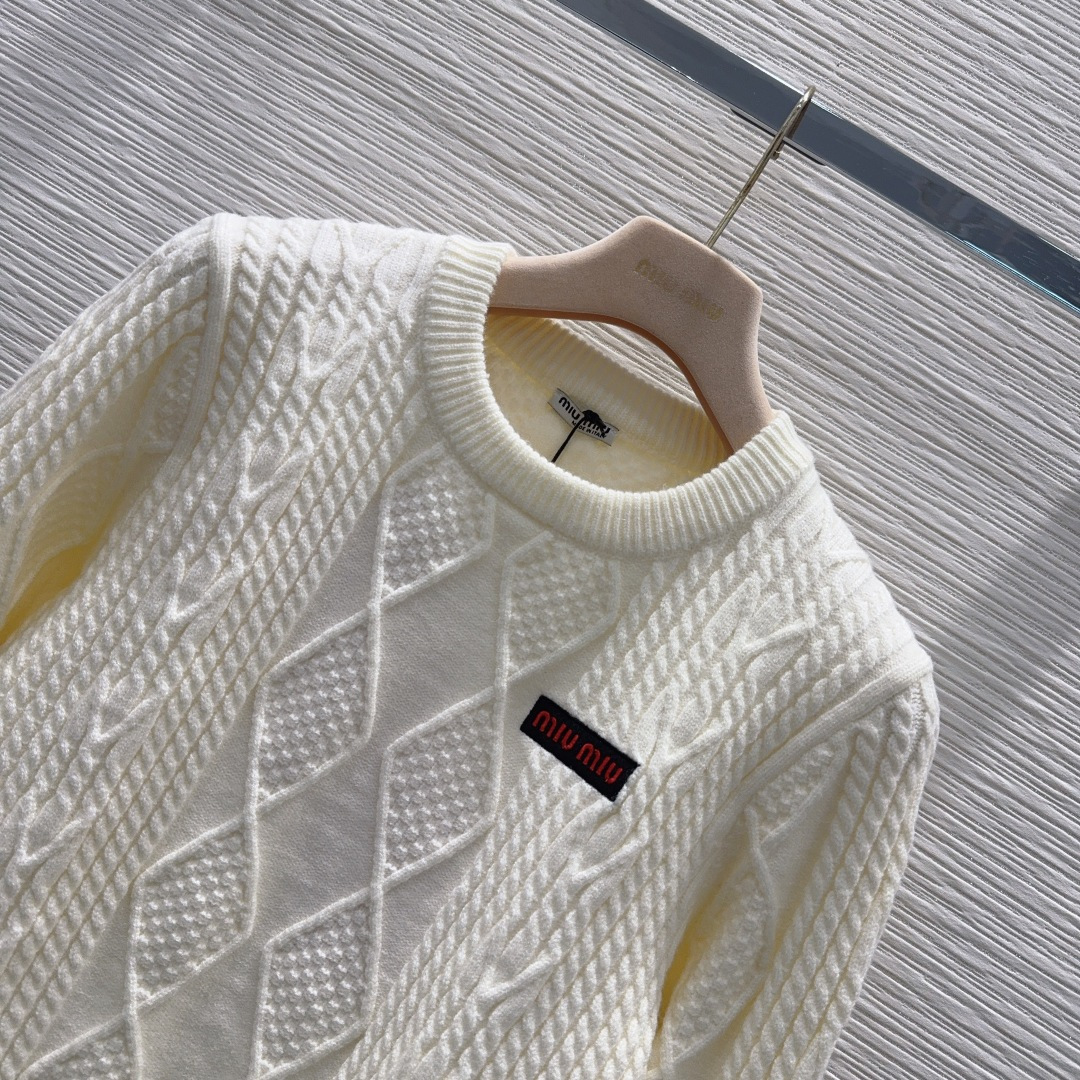 🛍️ Miu Mi* 👑2025FW新品 经典毛衣 100%初剪羊毛 质感细腻软糯。经典减龄单品！版型不
