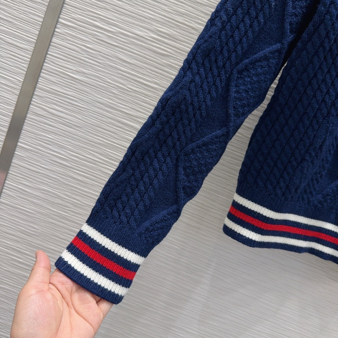 🛍️ Miu Mi* 👑2025FW新品 经典毛衣 100%初剪羊毛 质感细腻软糯。经典减龄单品！版型不