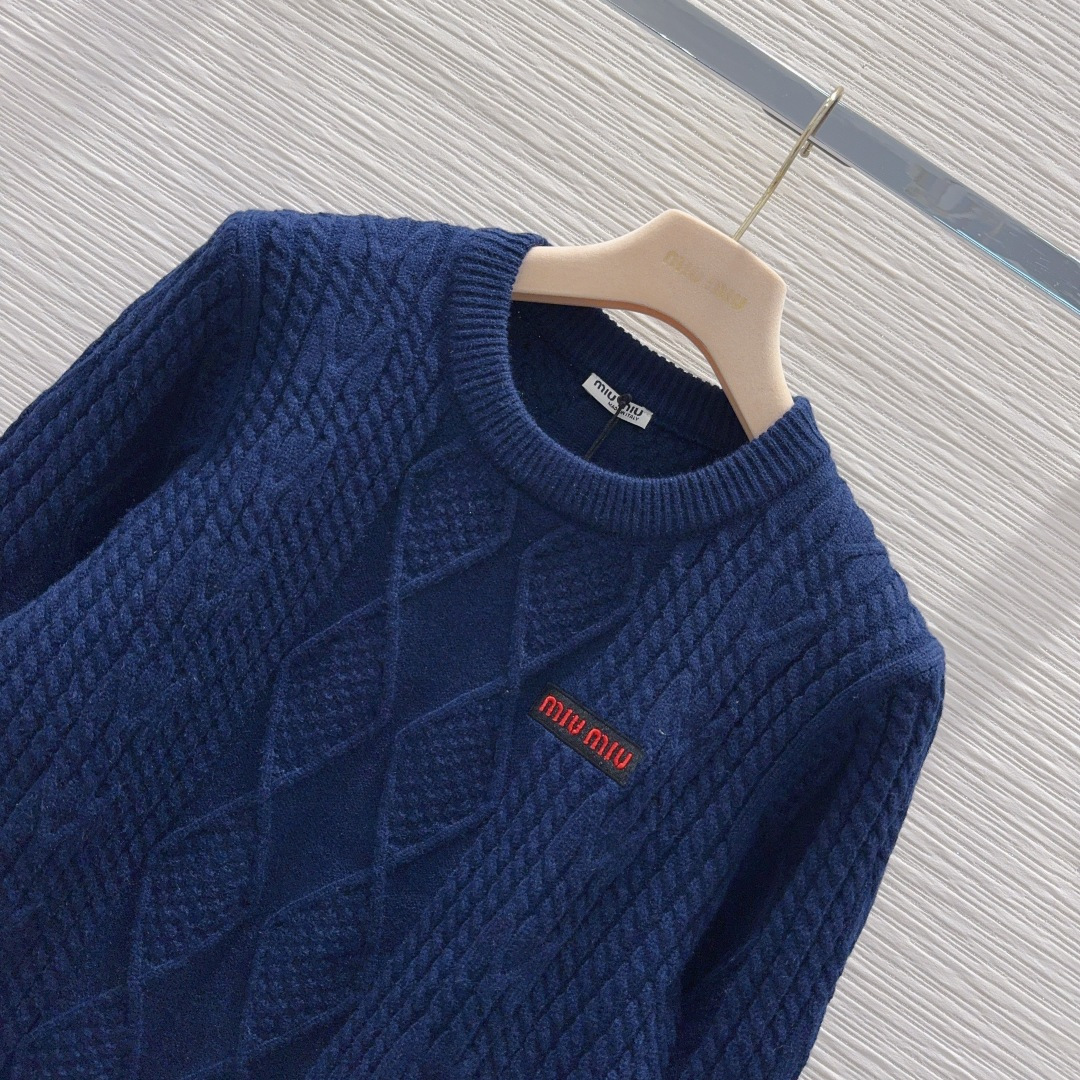 🛍️ Miu Mi* 👑2025FW新品 经典毛衣 100%初剪羊毛 质感细腻软糯。经典减龄单品！版型不