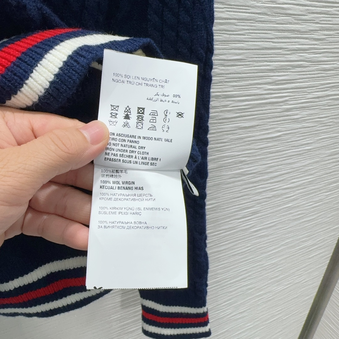 🛍️ Miu Mi* 👑2025FW新品 经典毛衣 100%初剪羊毛 质感细腻软糯。经典减龄单品！版型不