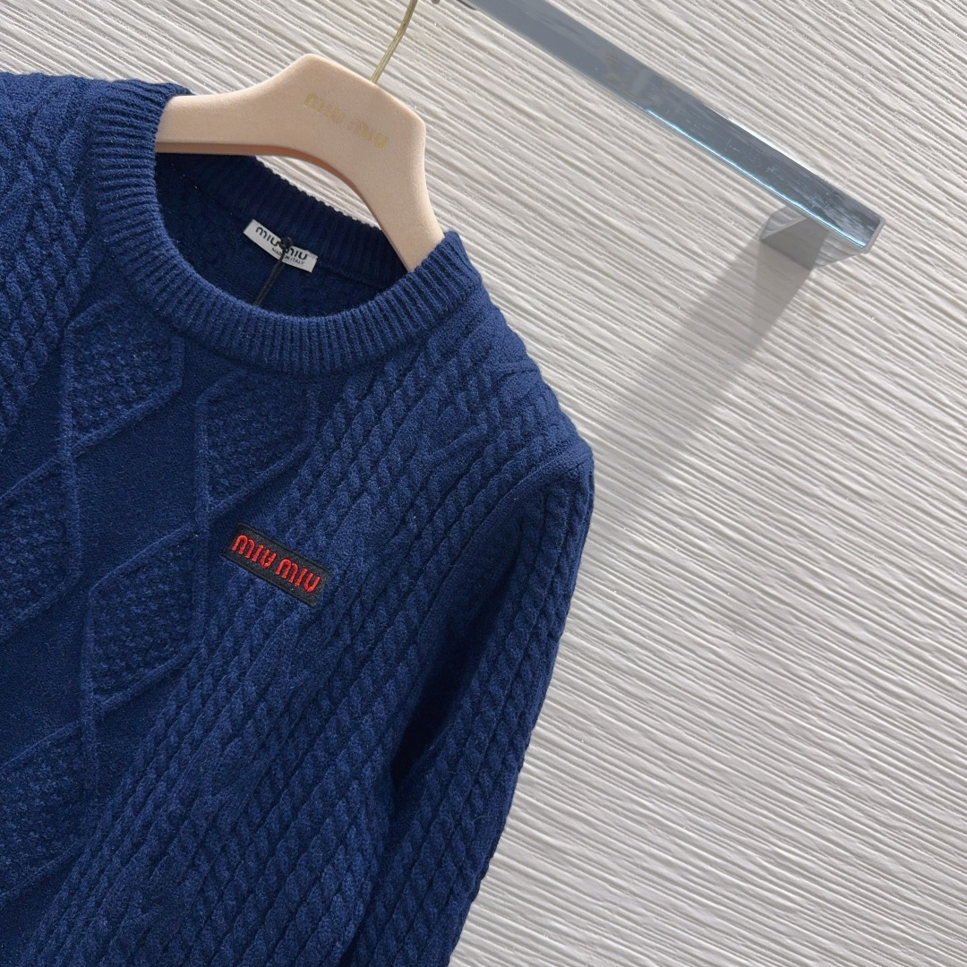 🛍️ Miu Mi* 👑2025FW新品 经典毛衣 100%初剪羊毛 质感细腻软糯。经典减龄单品！版型不