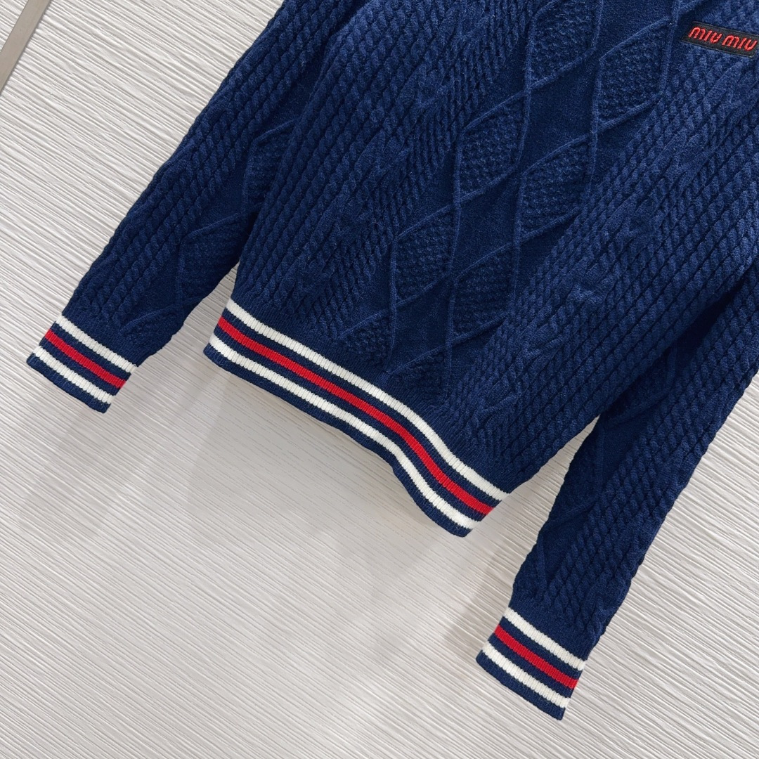 🛍️ Miu Mi* 👑2025FW新品 经典毛衣 100%初剪羊毛 质感细腻软糯。经典减龄单品！版型不