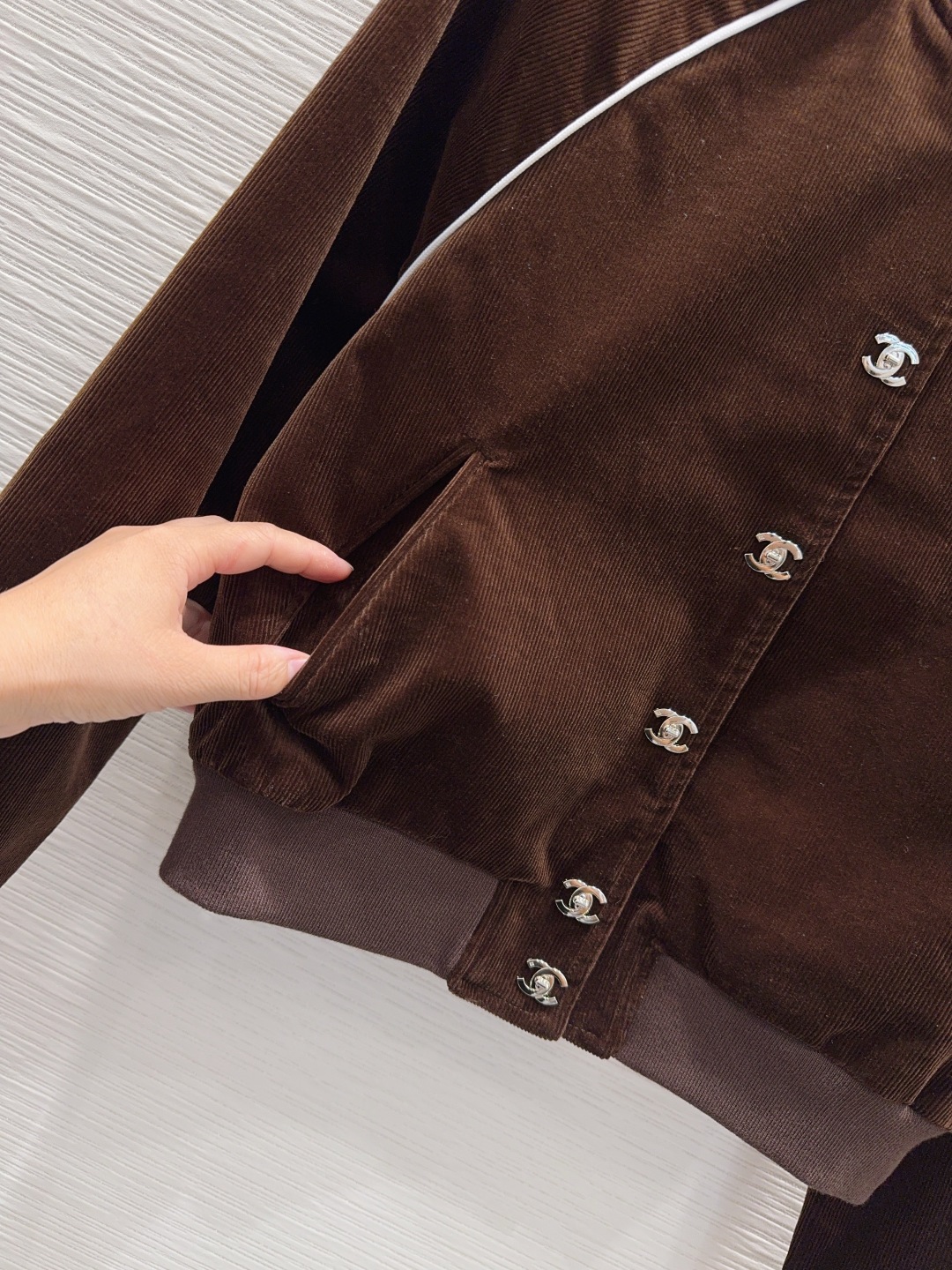 🛍️ Chane* 👑 2025FW新款外套 时髦度爆棚 💯高级定制Logo金属扣 绝绝子的版型 随性洒