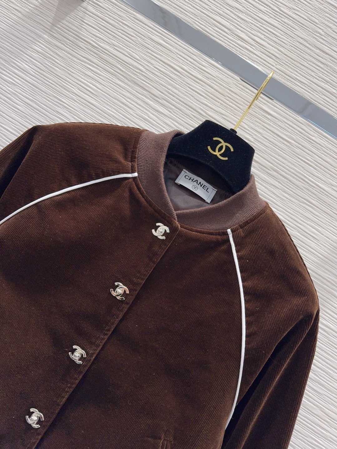 🛍️ Chane* 👑 2025FW新款外套 时髦度爆棚 💯高级定制Logo金属扣 绝绝子的版型 随性洒