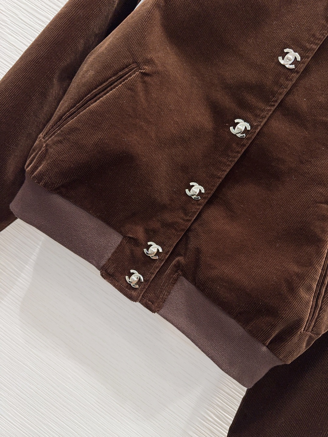 🛍️ Chane* 👑 2025FW新款外套 时髦度爆棚 💯高级定制Logo金属扣 绝绝子的版型 随性洒