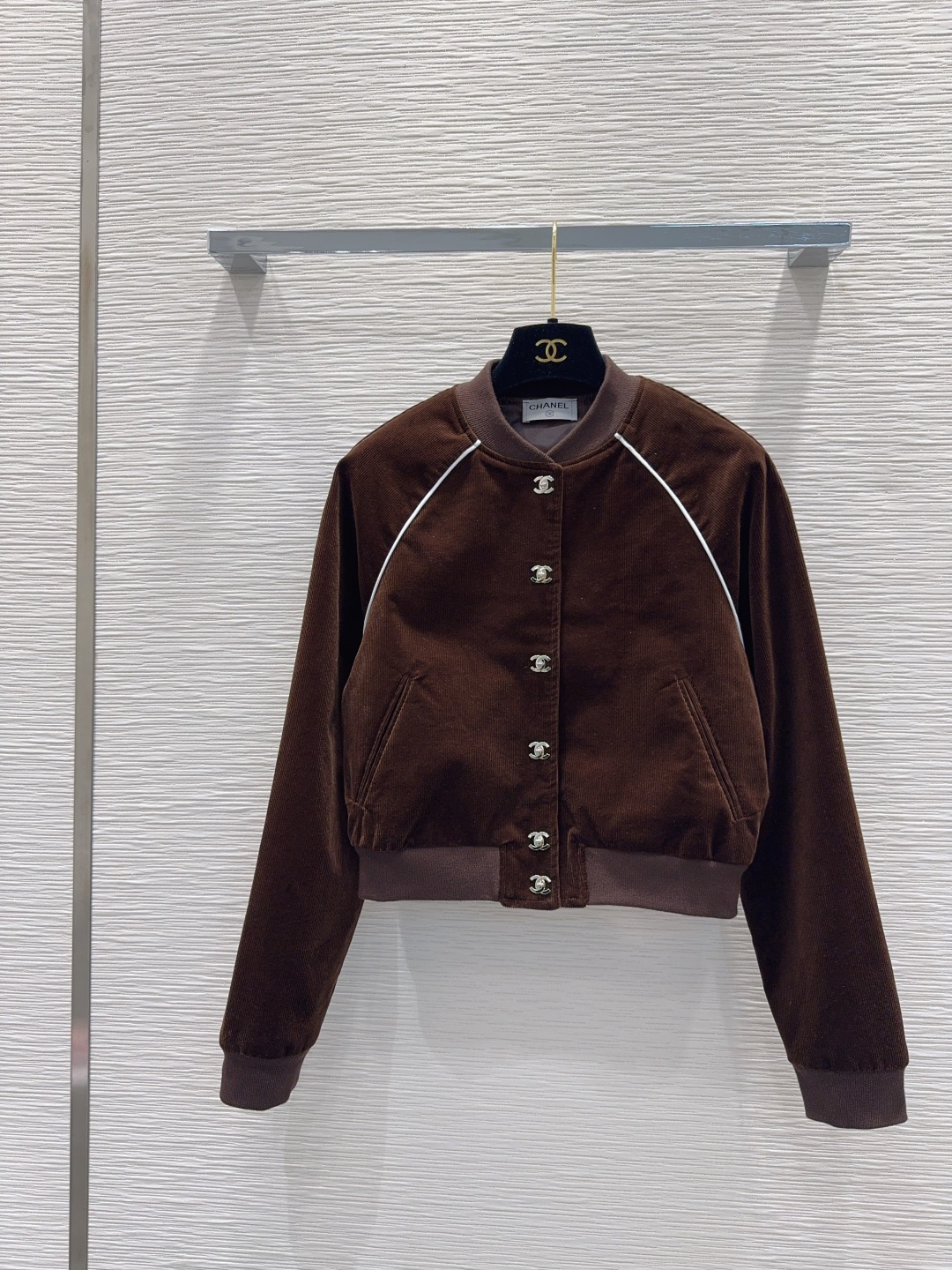 🛍️ Chane* 👑 2025FW新款外套 时髦度爆棚 💯高级定制Logo金属扣 绝绝子的版型 随性洒