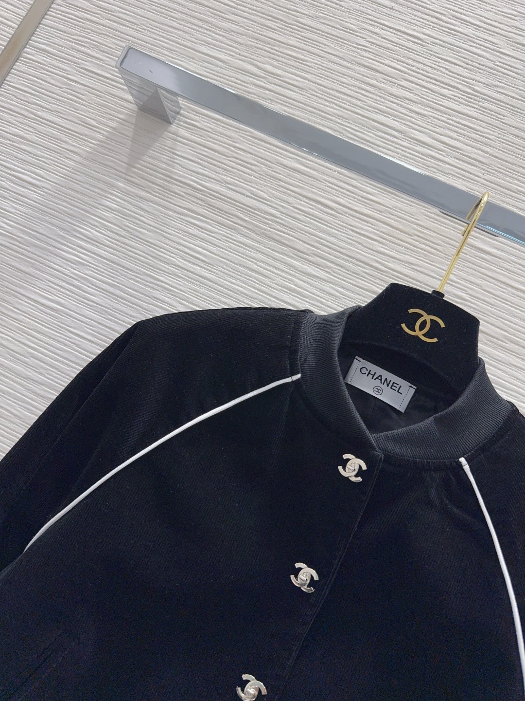 🛍️ Chane* 👑 2025FW新款外套 时髦度爆棚 💯高级定制Logo金属扣 绝绝子的版型 随性洒