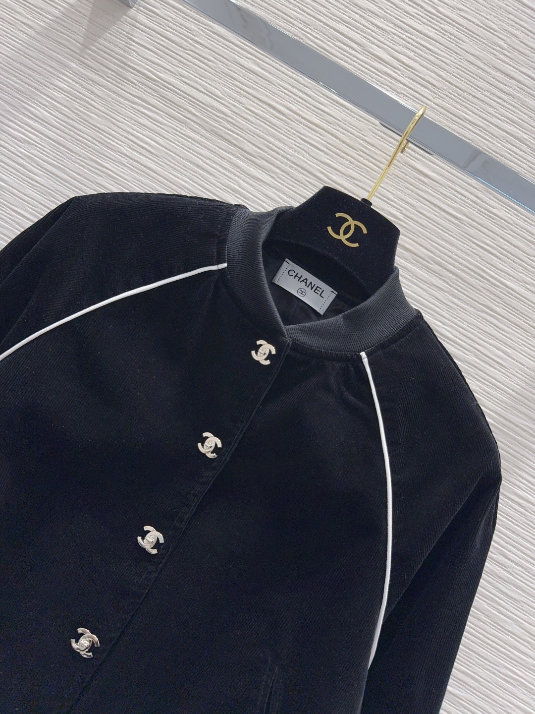 🛍️ Chane* 👑 2025FW新款外套 时髦度爆棚 💯高级定制Logo金属扣 绝绝子的版型 随性洒