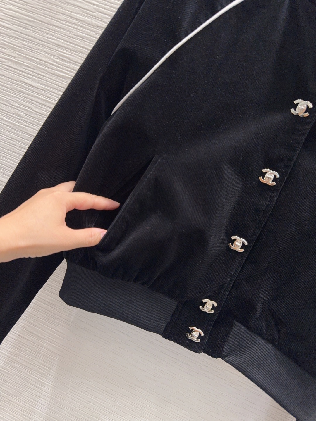 🛍️ Chane* 👑 2025FW新款外套 时髦度爆棚 💯高级定制Logo金属扣 绝绝子的版型 随性洒