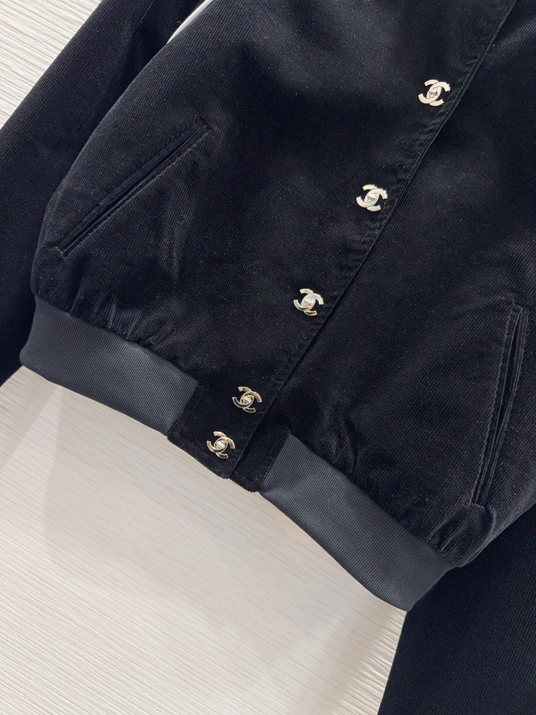 🛍️ Chane* 👑 2025FW新款外套 时髦度爆棚 💯高级定制Logo金属扣 绝绝子的版型 随性洒