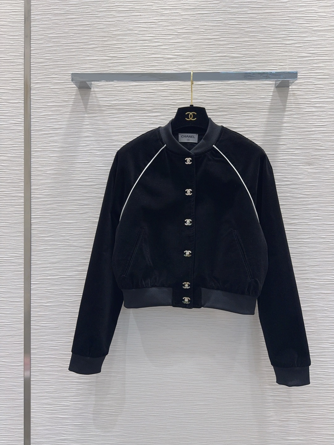 🛍️ Chane* 👑 2025FW新款外套 时髦度爆棚 💯高级定制Logo金属扣 绝绝子的版型 随性洒